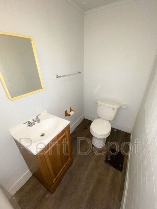Building Photo - 433 S Evans Ave