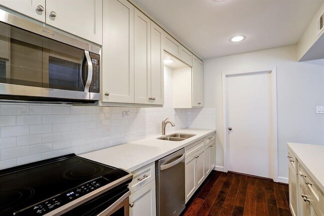 Building Photo - 12605 Huntingwick Dr