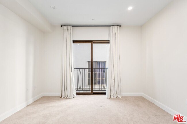 Building Photo - 10647 Ashton Ave