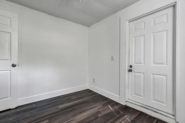 Building Photo - 2027 30th Ave N