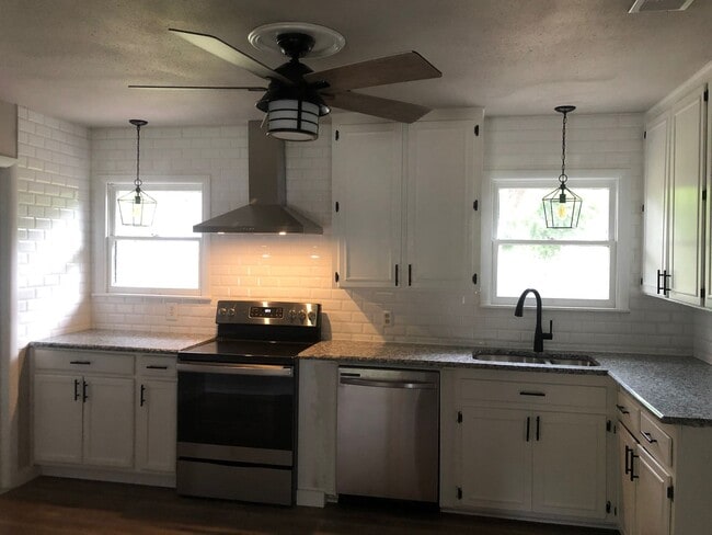 Building Photo - Beautiful Cottage newly remodel!! LOVE thi...