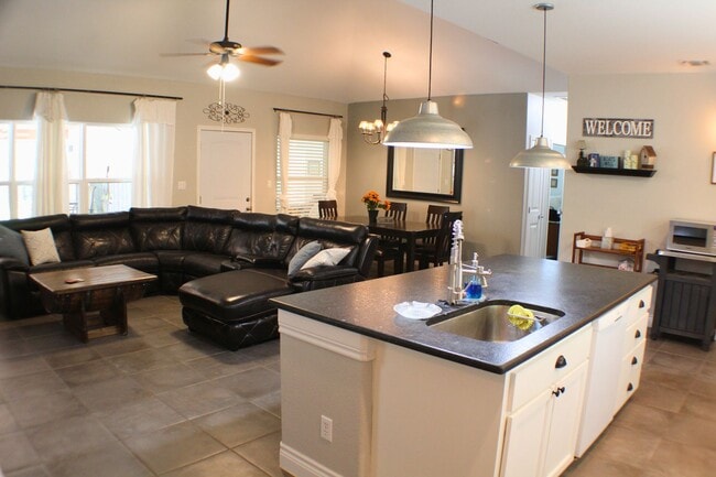 Building Photo - CANYON LAKE HILLS