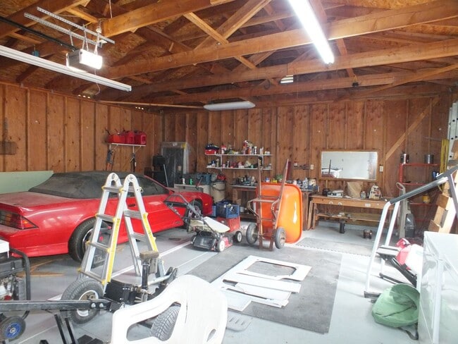 Building Photo - Rescue Retreat 1700 sf 2/2 with workshop