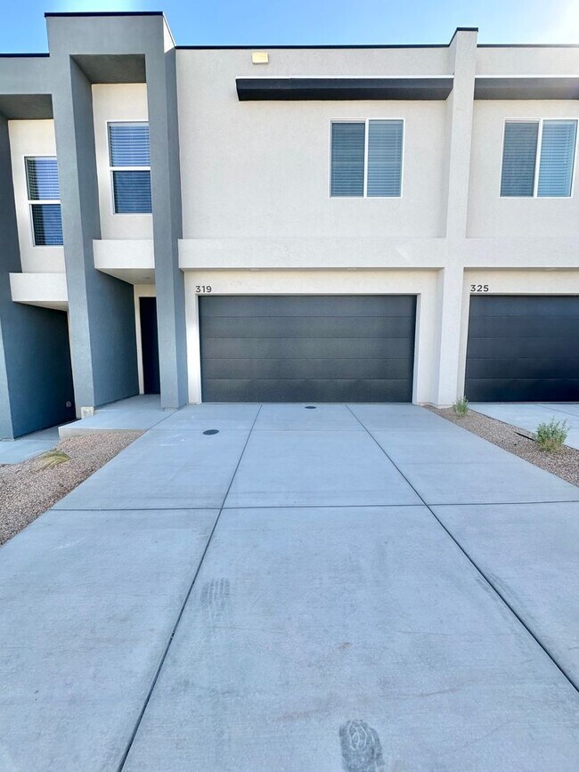 Building Photo - PET FRIENDLY!! HURRICANE TOWNHOME!