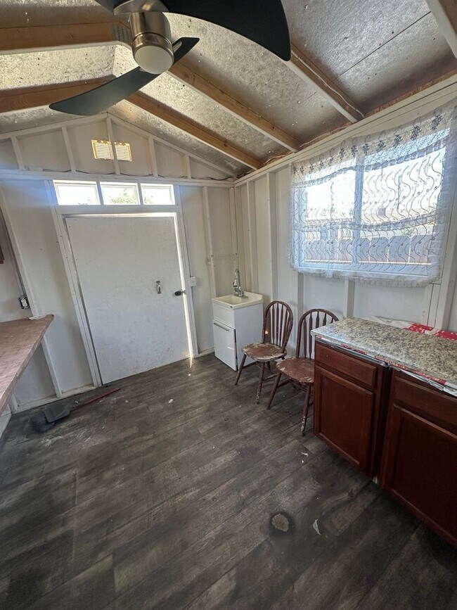 Building Photo - 909 E Olive Ave
