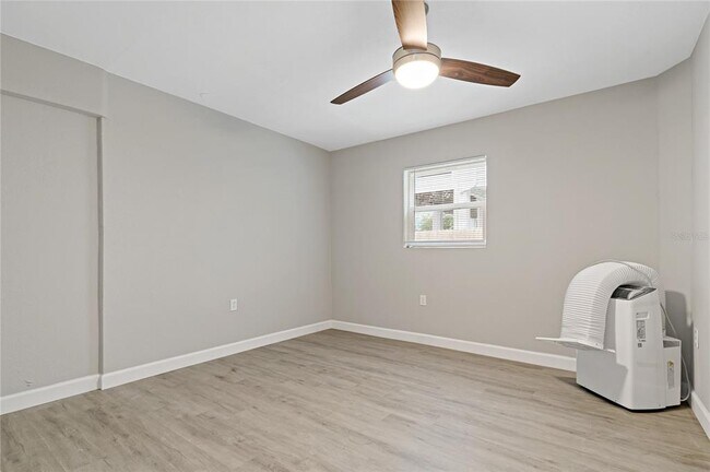 Building Photo - 8441 Bayshore Dr