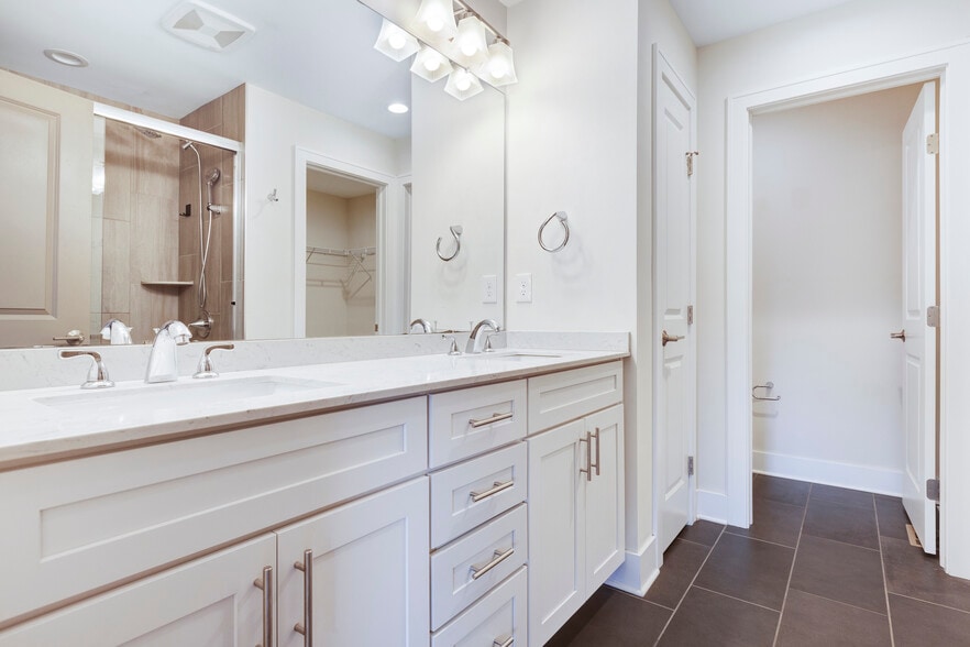 Primary bath - 764 N 6th St