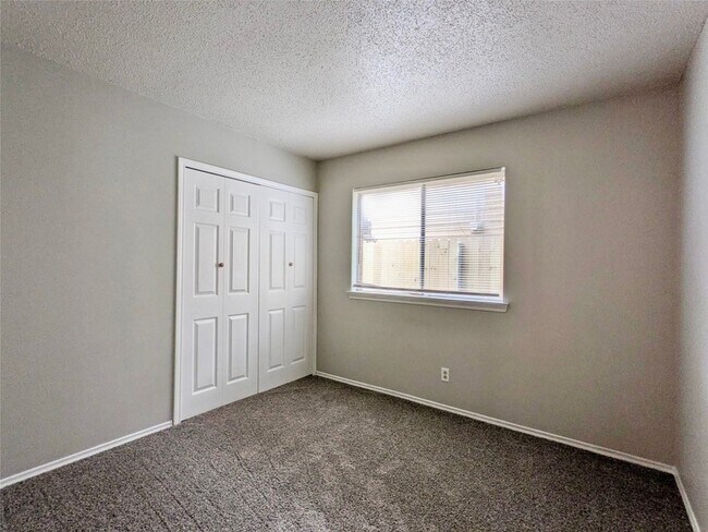 Building Photo - 2121 Travis Dr