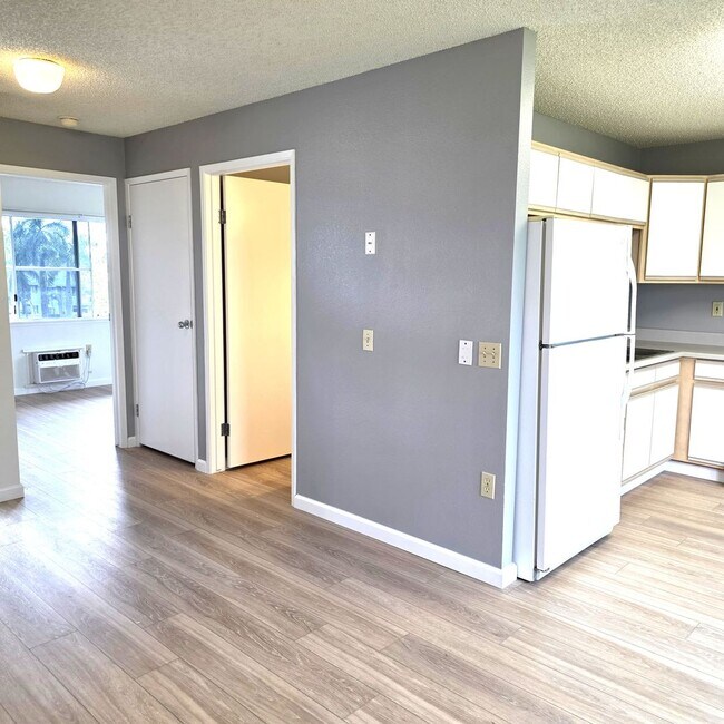 Building Photo - Crescent Lane Townhouse - 1 bedroom, 1 bath, 2 parking!