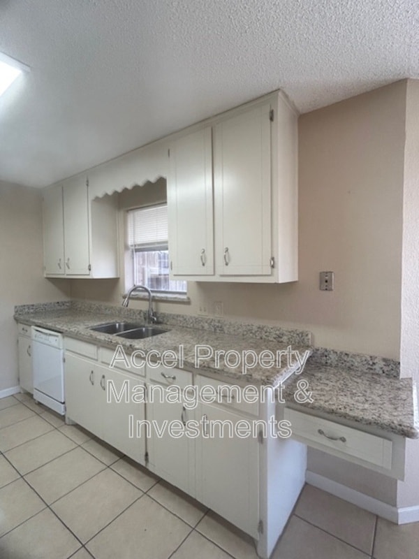 Building Photo - 2405 Mimosa St