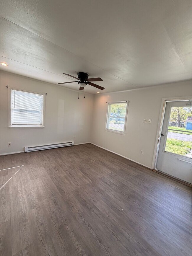 Building Photo - 1437 Oakcrest Dr