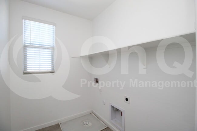 Building Photo - 9117 W Sells Dr
