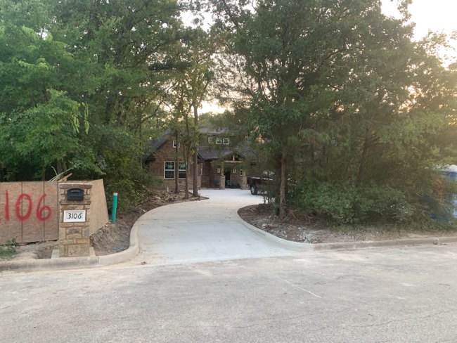 Building Photo - 3106 Manorwood Dr
