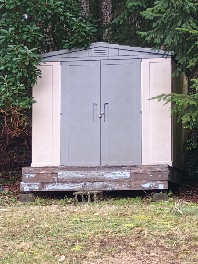 Building Photo - Rare Lakefront Retreat