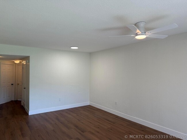 Building Photo - 1095 Golden Lakes Blvd