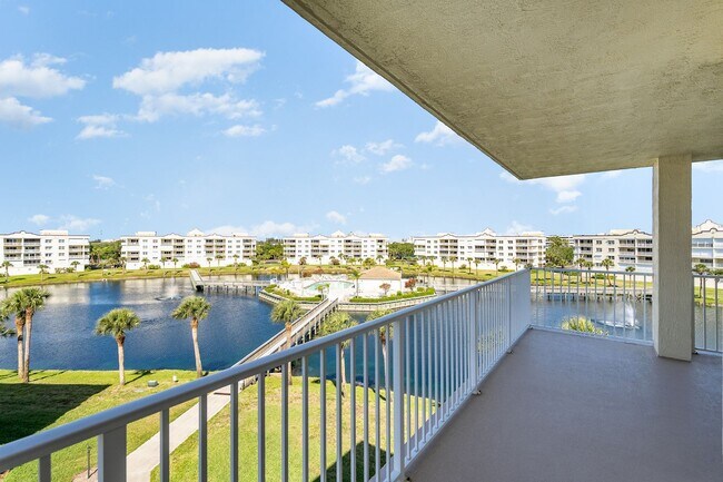Building Photo - Solana Lake G501