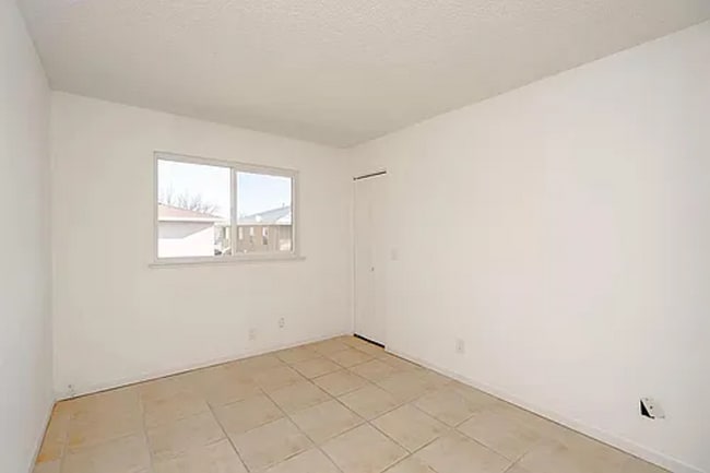 Building Photo - Charming 2-Bedroom Apartment with Updated ...