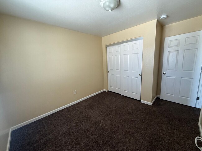 Building Photo - SW Corner Lot Home!