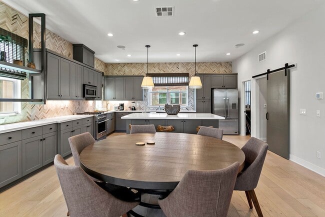 Building Photo - FURNISHED MODEL TOWNHOME IN HOA COMMUNITY