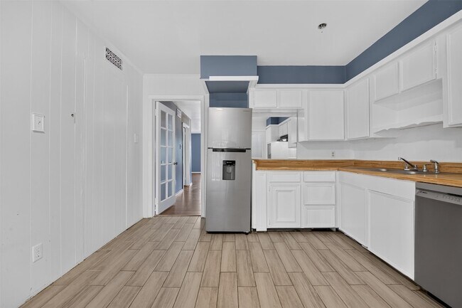 Building Photo - 7205 Beechnut St