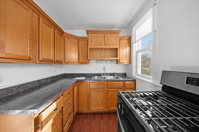 Building Photo - "Charming 3-Bed Haven with Hardwood Floors & 2 Full Baths in St. Louis!"  Hazelwood Schools.  Sec...