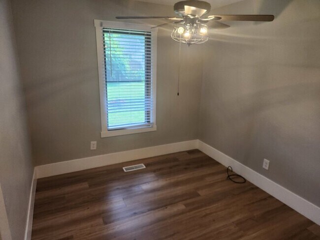 Building Photo - 604 Broad St