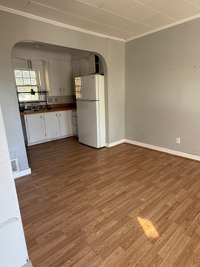 Building Photo - 56 Long St