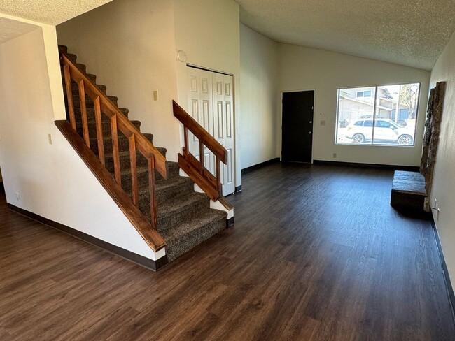 Building Photo - 2 Bedroom Duplex in Springfield