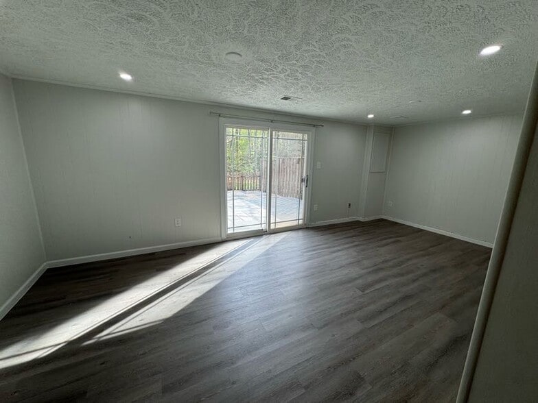 Building Photo - 5215 Lonsdale Dr