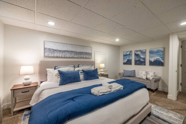 Building Photo - 1157 E Sego Lily Dr