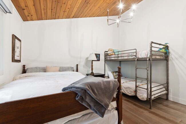 Building Photo - 2 bedroom, 1 bath house with Whitefish Lak...