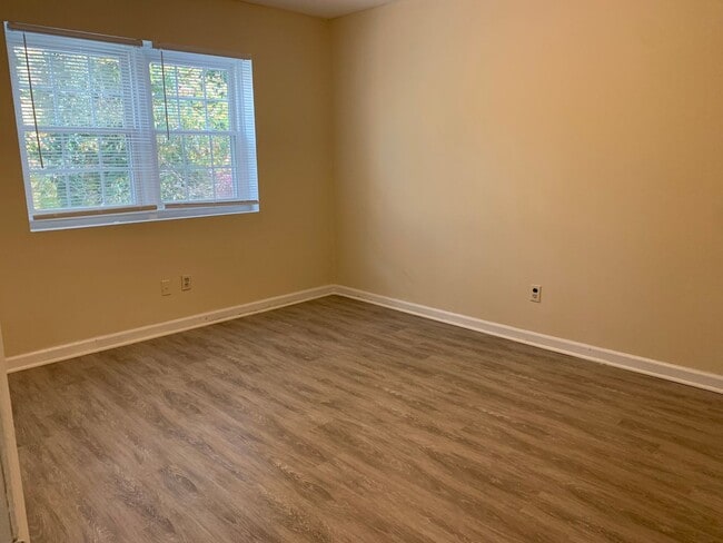 Building Photo - 1300 Garden Crest Cir