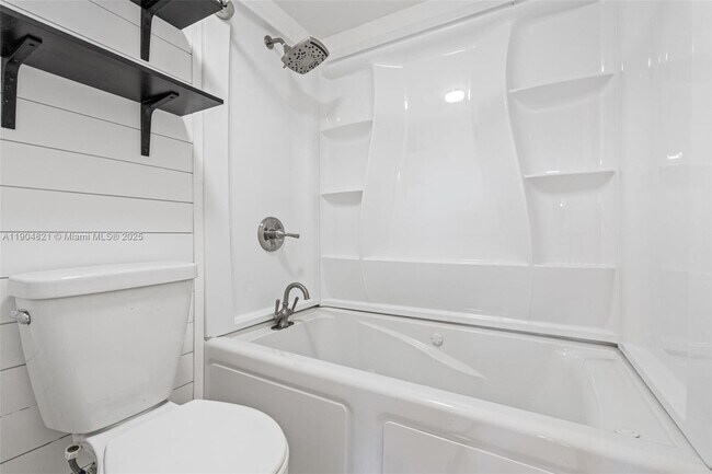 Building Photo - 330 W Park Dr