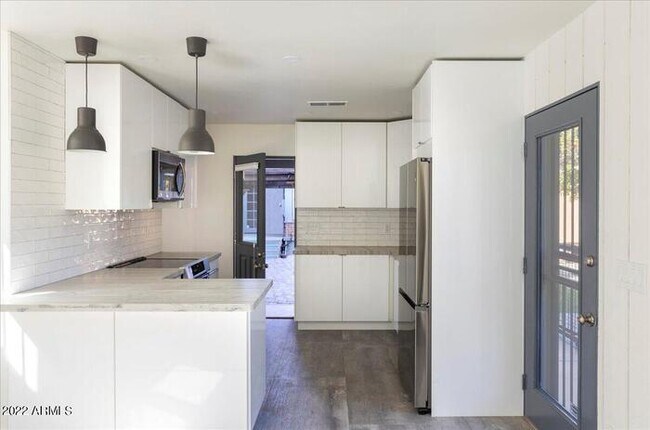 Building Photo - Luxury Living in Roosevelt Historic District!