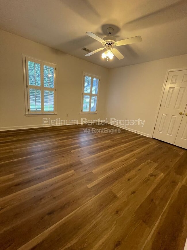 Building Photo - 870 Ingleside Dr