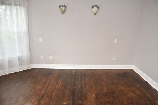 Building Photo - 3 Bedroom 1.5 Bath Hilltop 2 Story Home