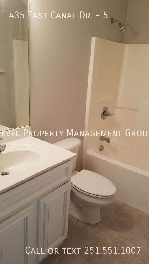 Building Photo - 435 E Canal Dr