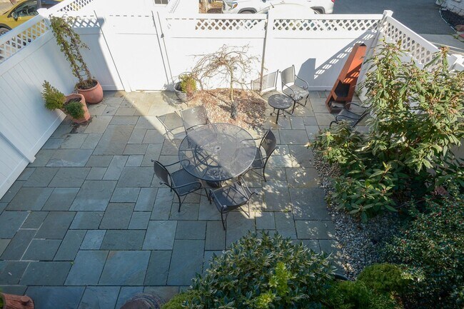 Building Photo - 94 Walnut St