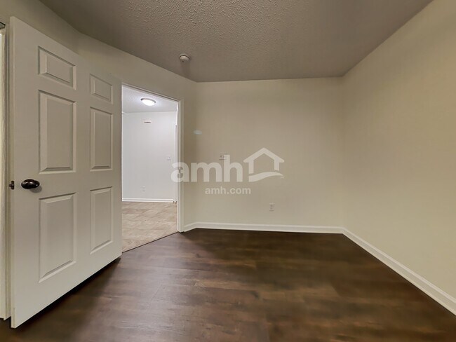 Building Photo - 528 Woodfield Cir