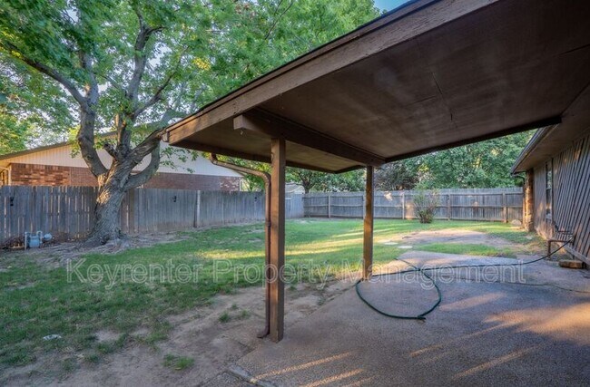 Building Photo - 1100 W Queens St