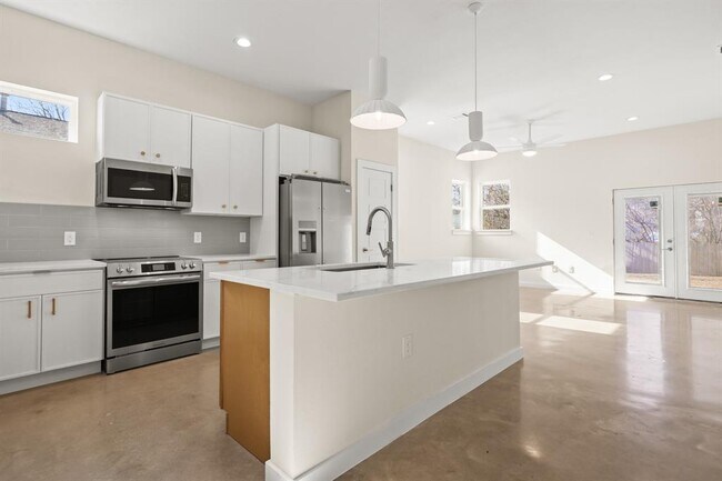 Building Photo - 4801 Sara Dr