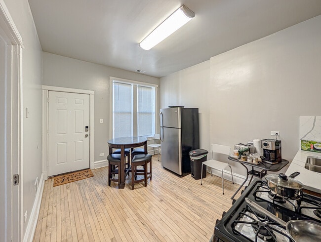 Building Photo - 2838 W Roosevelt Rd