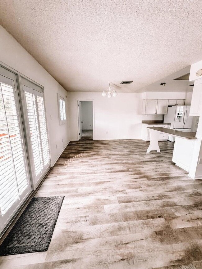 Building Photo - 8053 SE Carlton St