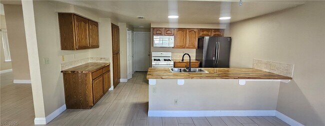 Building Photo - 313 Beethoven St