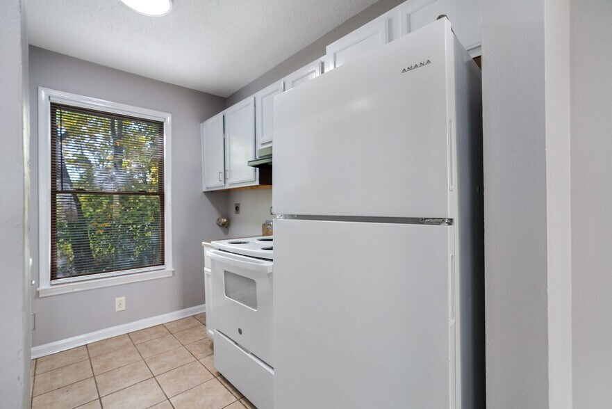 Building Photo - 185 Oak St