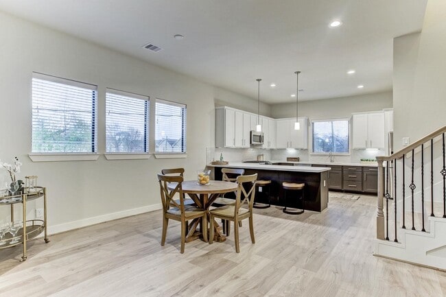 Building Photo - 806 Sienna Palm Ln