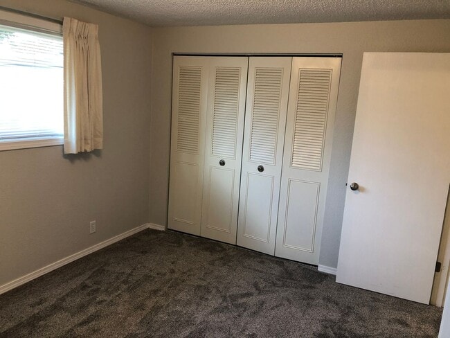 Building Photo - Updated 3 bedroom 1.5 bathroom house in Springfield!