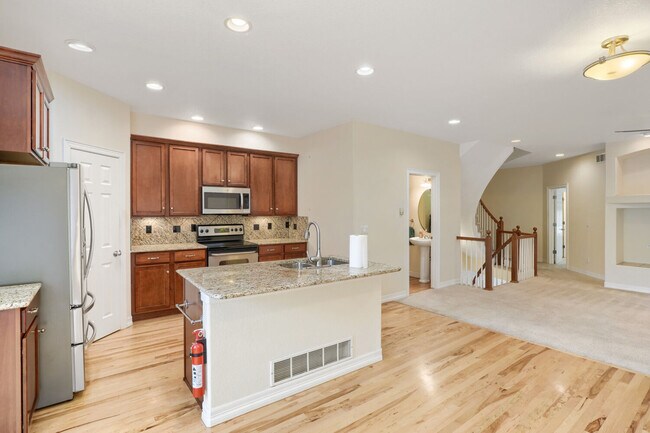 Building Photo - 692 Louis Dr