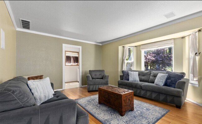 Building Photo - 4831 Beverly Dr NE