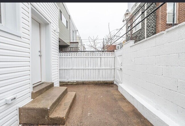 Building Photo - 2031 S 19th St